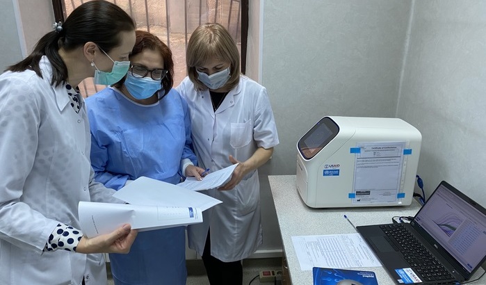 WHO experts at laboratory in the Republic of Moldova